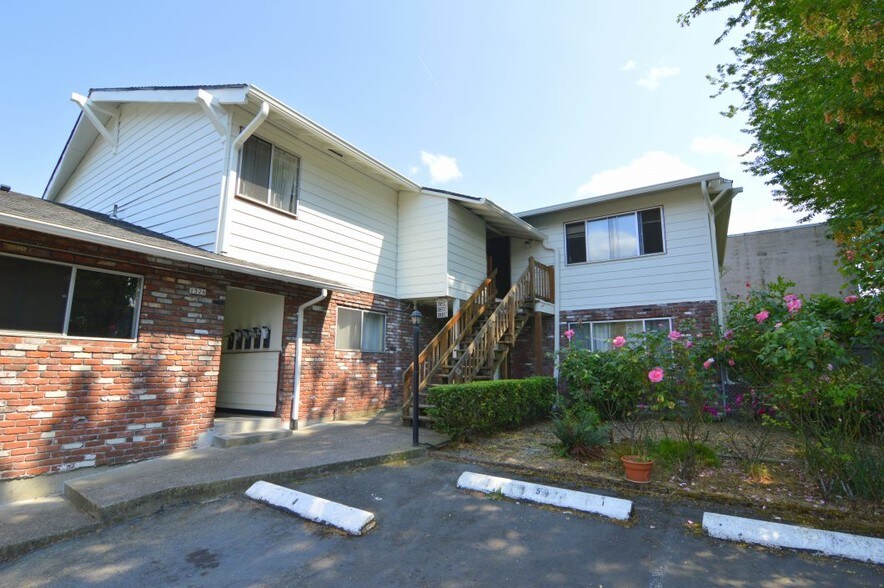 1326-1340 SE Center St, Portland, OR for sale - Interior Photo - Image 1 of 1