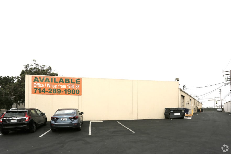 3281-3295 Industry Dr, Signal Hill, CA for lease - Building Photo - Image 3 of 11