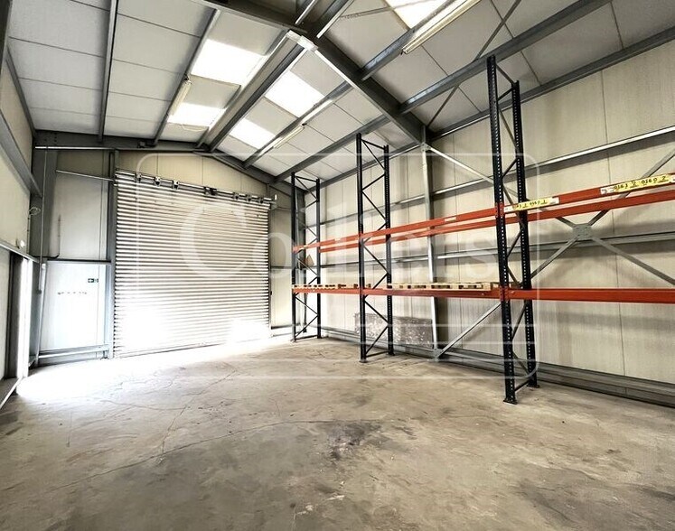 Flex in Marseille for lease - Interior Photo - Image 2 of 7