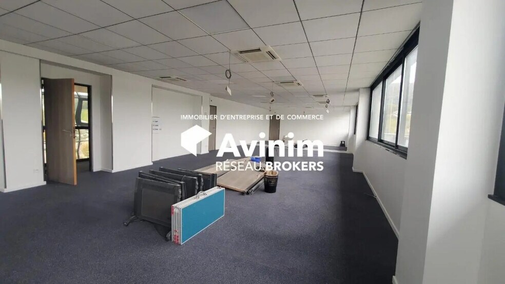 Office in Allonzier-la-Caille for lease - Interior Photo - Image 2 of 2