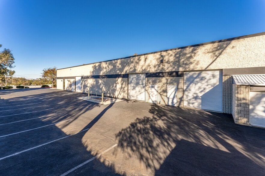 2151 Las Palmas Dr, Carlsbad, CA for lease - Building Photo - Image 3 of 8