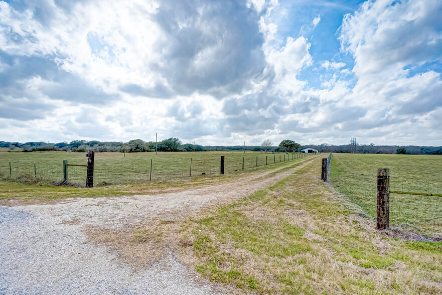 1389 CR 436 HAWLEY CEMETARY Rd, Blessing, TX for sale - Building Photo - Image 1 of 1