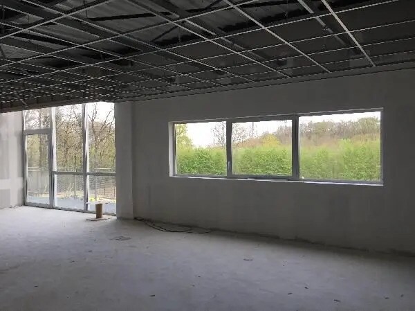 Flex in Villebon-sur-Yvette for lease - Interior Photo - Image 2 of 8