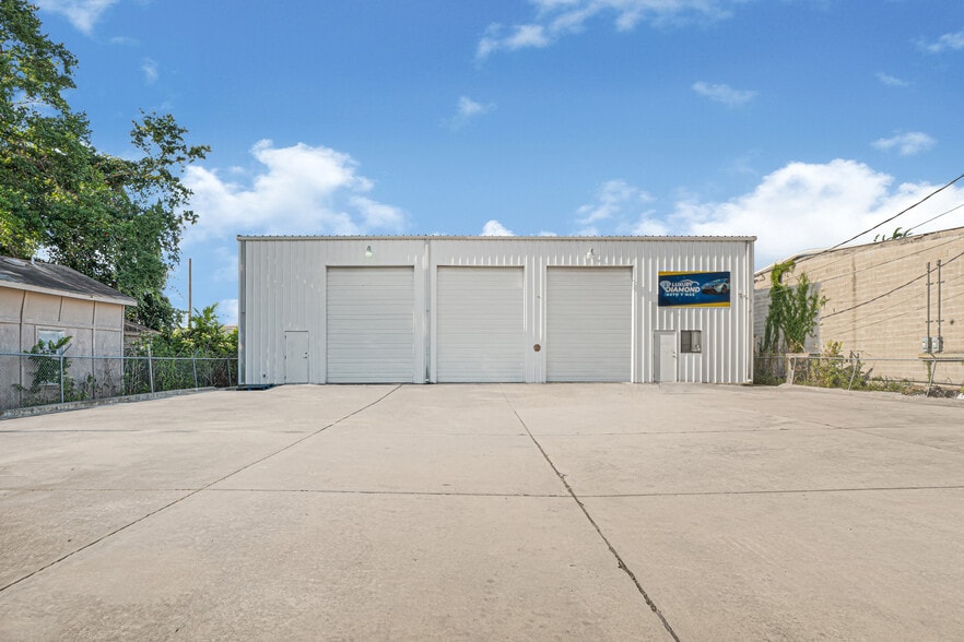 8621 Antelope Dr, Houston, TX for lease - Building Photo - Image 1 of 24
