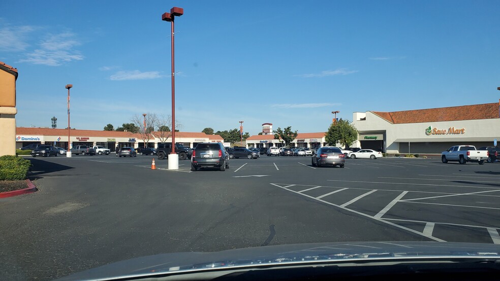 820-940 W Henderson Ave, Porterville, CA for lease - Building Photo - Image 3 of 6