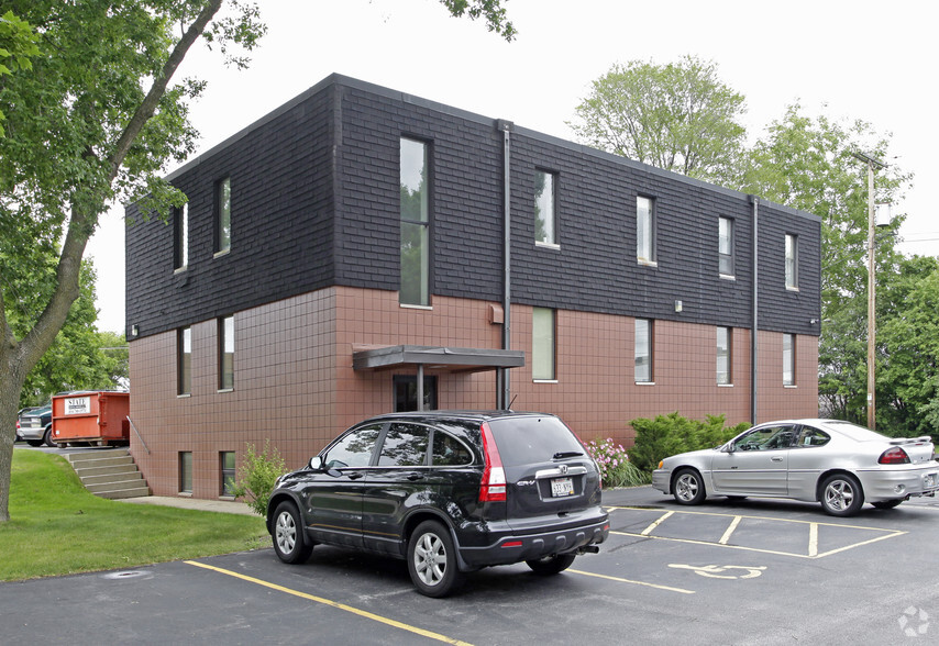 10855 W Potter Rd, Milwaukee, WI for lease - Building Photo - Image 1 of 11