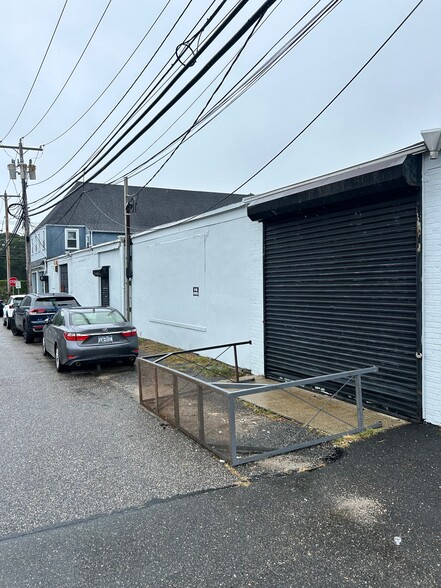 193 W Main St, Bay Shore, NY for sale - Building Photo - Image 2 of 6