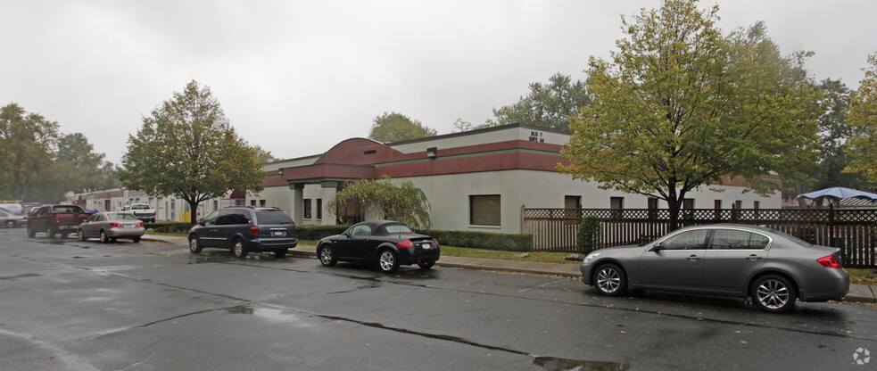 1 Flowerfield, Saint James, NY for lease - Building Photo - Image 3 of 5