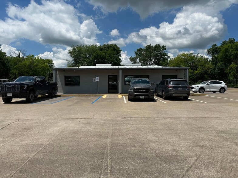 1705 N Main St, Cleburne, TX for lease - Primary Photo - Image 1 of 46