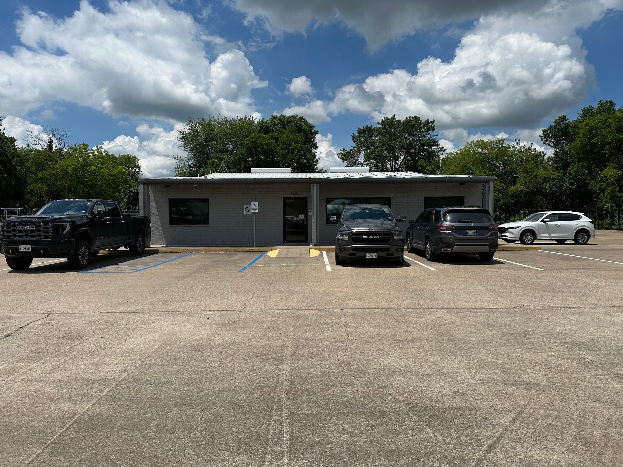 1705 N Main St, Cleburne, TX for lease Primary Photo- Image 1 of 47
