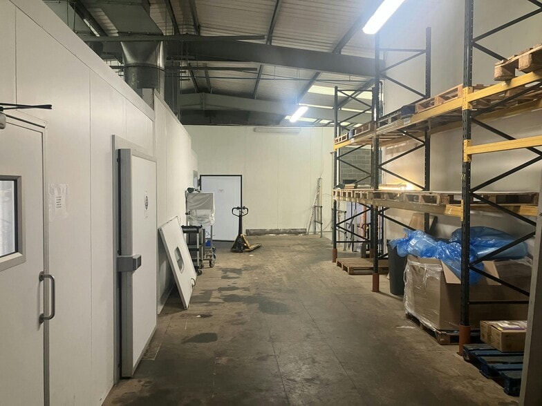 35 White Hart Ave, London for lease - Interior Photo - Image 3 of 11