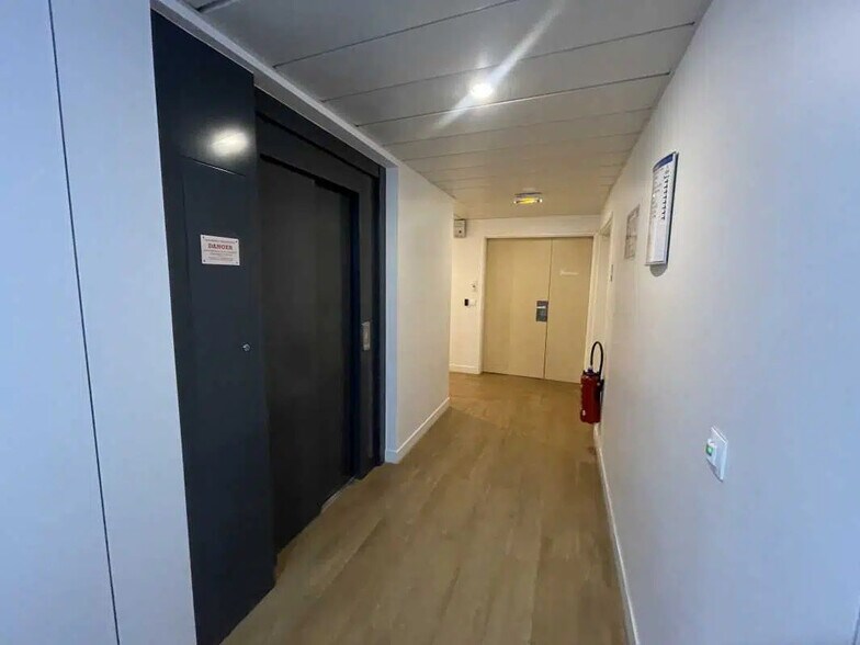 Office in Bordeaux for lease - Building Photo - Image 2 of 8