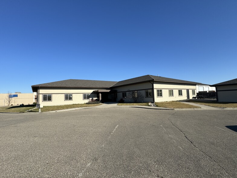 1425 21st Ave NW, Minot, ND for sale - Primary Photo - Image 1 of 20