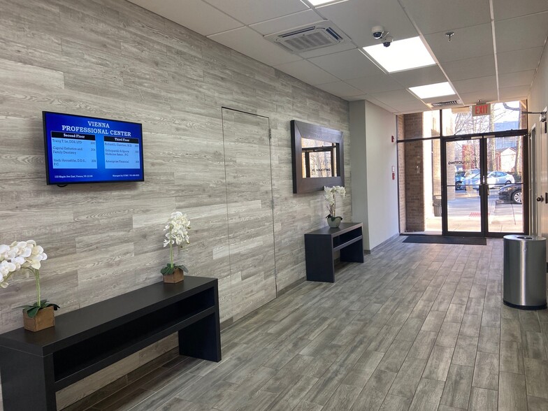 133 Maple Ave E, Vienna, VA for lease - Interior Photo - Image 3 of 12