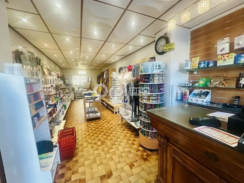 Retail in La Seyne-sur-Mer for lease - Interior Photo - Image 2 of 12