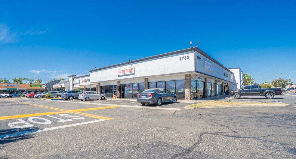 9738 Garden Grove Blvd, Garden Grove, CA for lease - Building Photo - Image 2 of 12