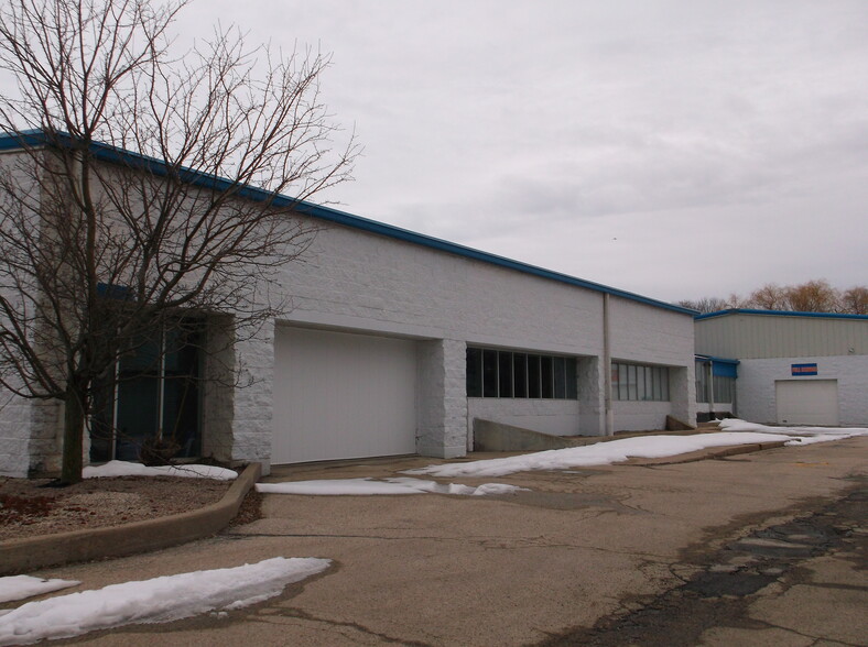 911 Witzel Ave, Oshkosh, WI for lease - Building Photo - Image 2 of 12