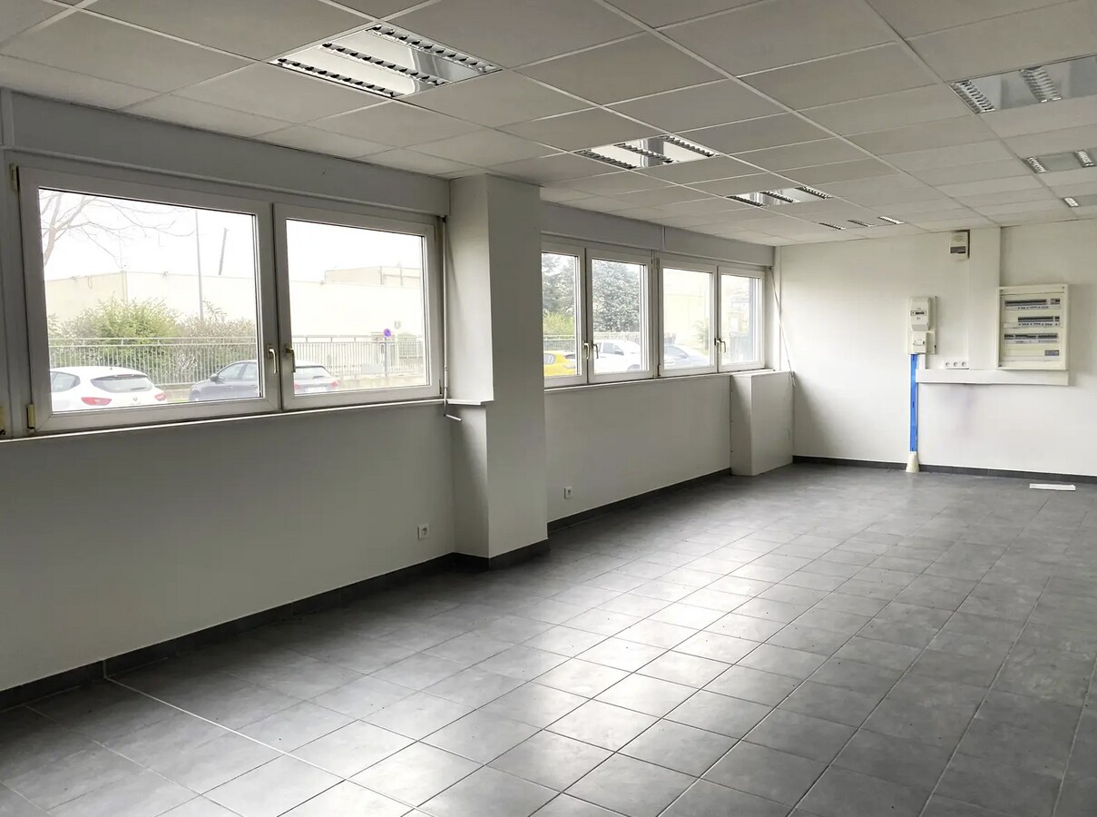 Avenue Du Maréchal De Lattre De Tassigny, Meyzieu, RHO 69330 - Unit 13 - - Interior Photo - Image 1 of 2