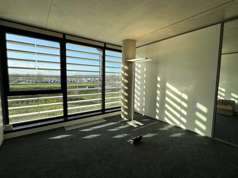 Office in Reims for lease - Interior Photo - Image 2 of 3