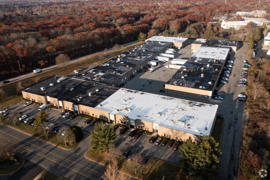 400 Oser Ave, Hauppauge, NY for lease - Building Photo - Image 3 of 12