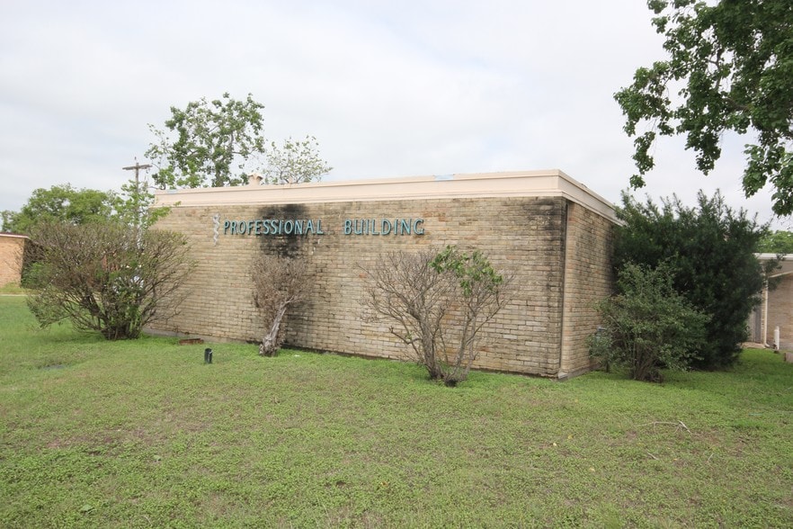 1303 Hospital Blvd, Floresville, TX for sale - Primary Photo - Image 1 of 1