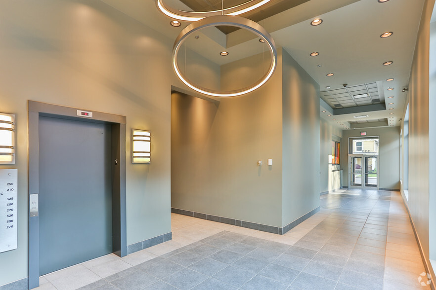 333 24 Ave SW, Calgary, AB for lease - Lobby - Image 3 of 9