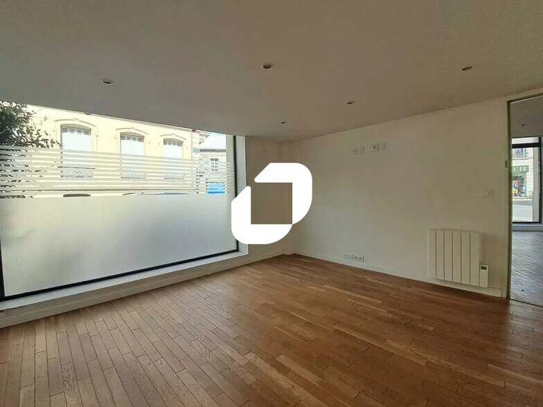 Office in Bordeaux for sale - Interior Photo - Image 2 of 6