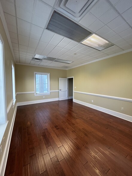 1417 Stuart Engals Blvd, Mount Pleasant, SC for lease - Interior Photo - Image 3 of 23