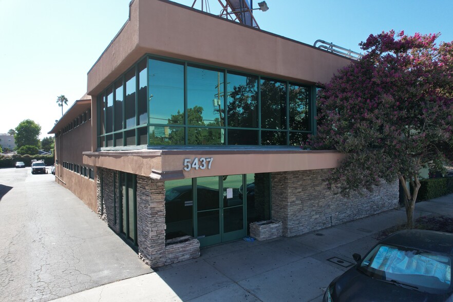 5437 Laurel Canyon Blvd, North Hollywood, CA for lease - Building Photo - Image 2 of 5