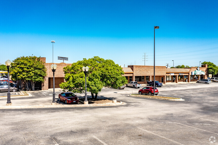 5121 Crestway Dr, San Antonio, TX for lease - Building Photo - Image 1 of 5