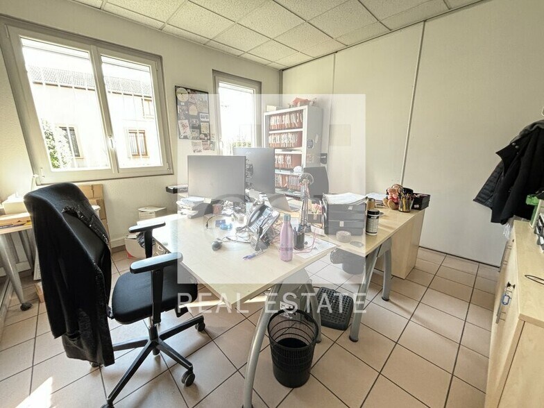 Office in Lyon for lease - Interior Photo - Image 1 of 10