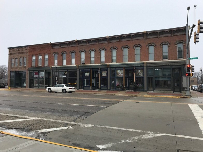 99 E Bremer Ave, Waverly, IA for sale - Primary Photo - Image 1 of 1