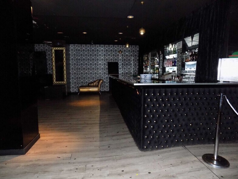 Centro Comercial Zoco portfolio of 2 properties for sale on LoopNet.com - Interior Photo - Image 2 of 17