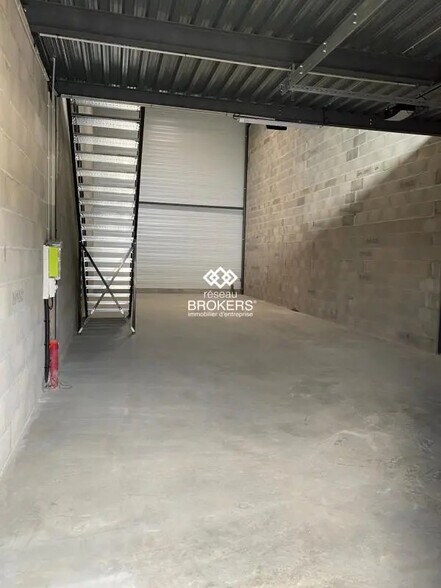 Flex in Voiron for lease - Interior Photo - Image 3 of 4