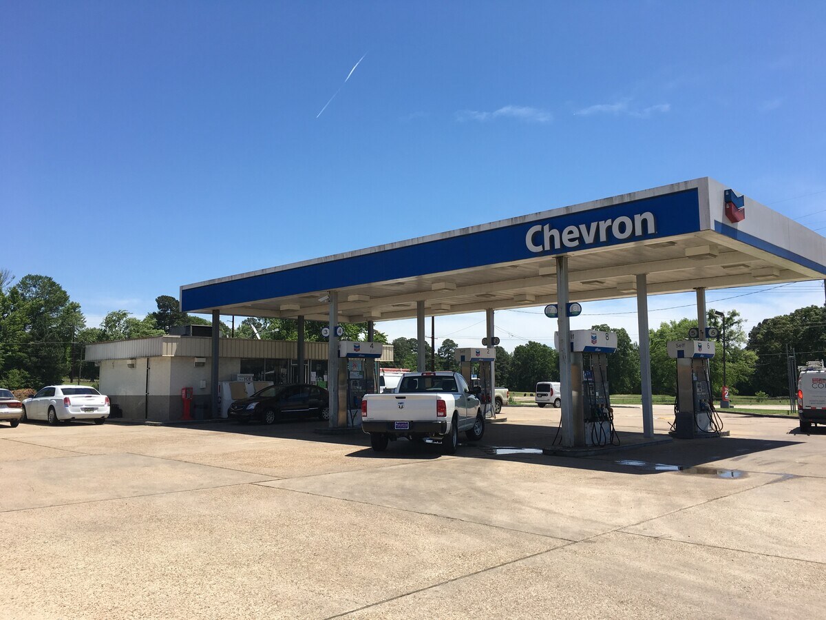 6969 W Bert Kouns Industrial Loop, Shreveport, LA 71129 Convenience