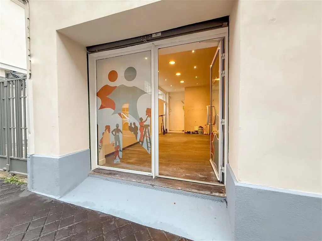 Retail in Paris for lease Building Photo- Image 1 of 6