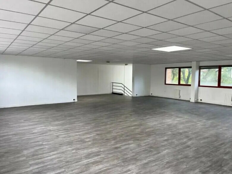 Flex in Le Blanc-Mesnil for lease - Interior Photo - Image 2 of 9