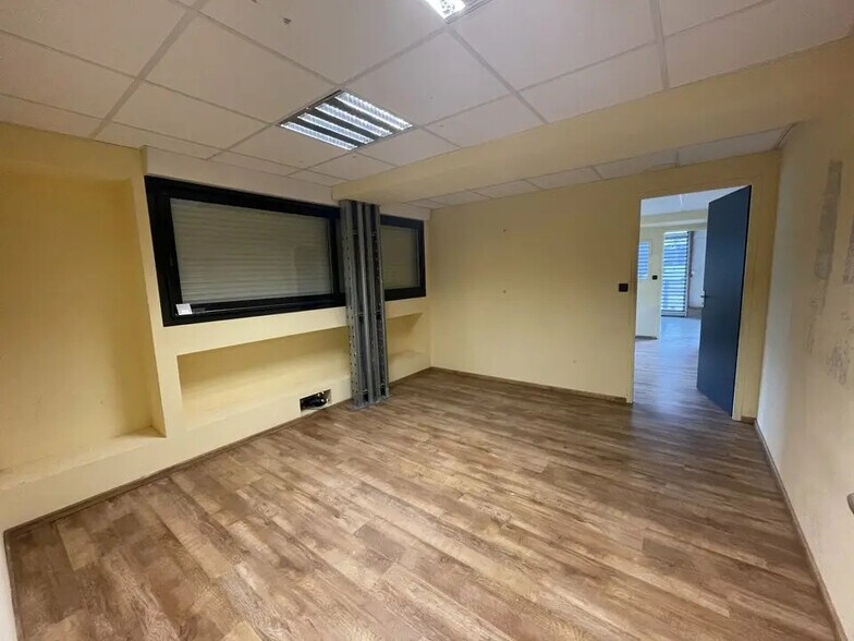 Retail in Lorient for lease - Interior Photo - Image 2 of 9