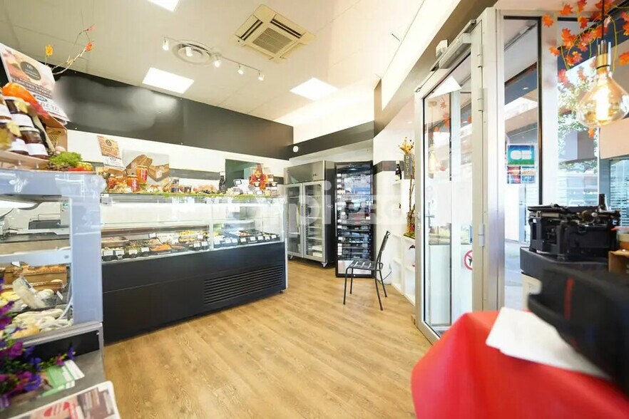 Retail in Sainte-Foy-lès-Lyon for sale - Interior Photo - Image 1 of 5