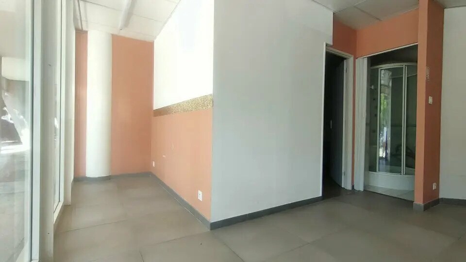 Retail in SAINT-CESAIRE for lease - Interior Photo - Image 2 of 7