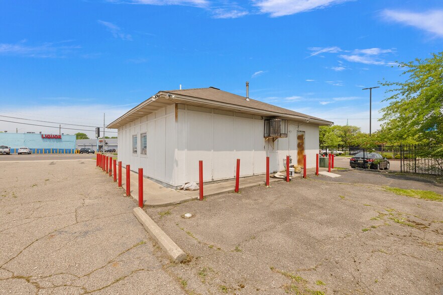11600 Kelly Rd, Detroit, MI for lease - Building Photo - Image 2 of 11