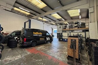 Grafton Way, Basingstoke for lease Interior Photo- Image 2 of 6