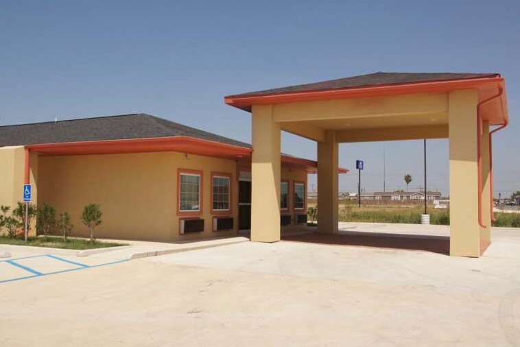 1115 W Highway 85, Dilley, TX 78017 All Seasons Inn & Suites
