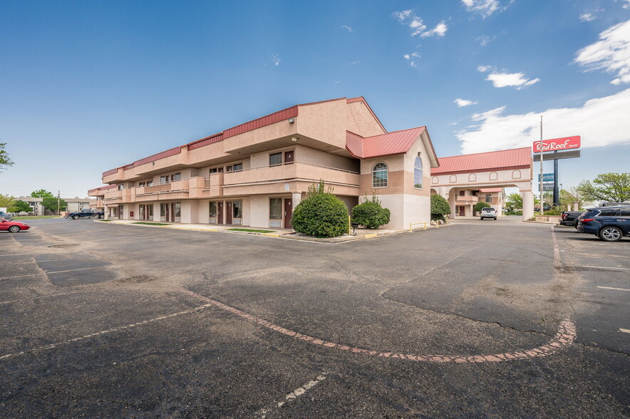 Dual Brand Red Roof Inn HomeTowne Studio portfolio of 2 properties for sale on LoopNet.com - Building Photo - Image 2 of 53