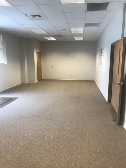 560 N Stewart Ave, Springfield, MO for lease - Interior Photo - Image 2 of 4