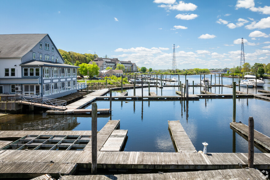 Waterfront Restaurant - East Providence portfolio of 2 properties for sale on LoopNet.com - Building Photo - Image 2 of 23