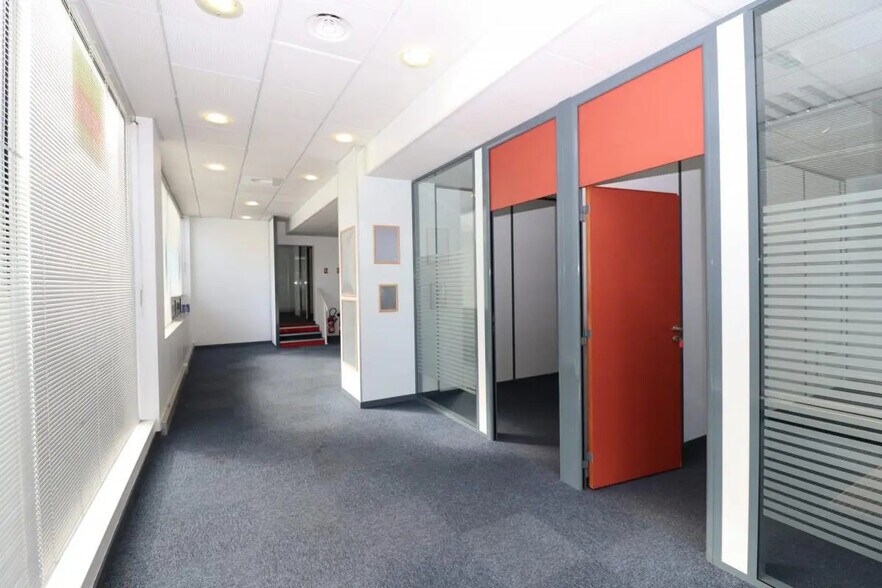 Office in Palaiseau for lease - Building Photo - Image 1 of 8