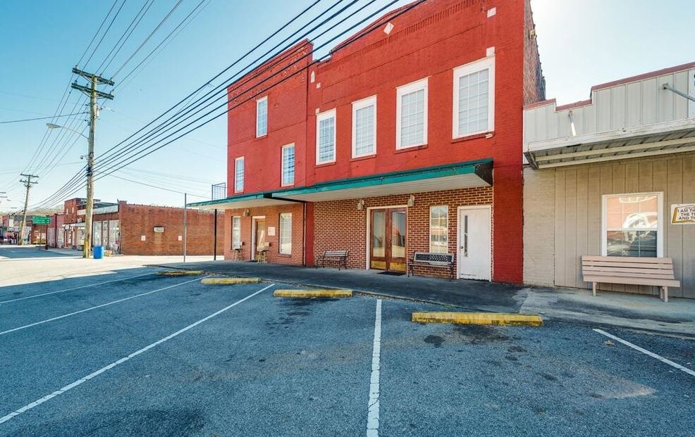 201 W Lake Ave, Celina, TN 38551