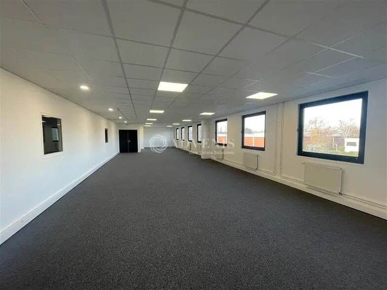 Office in Lisses for lease - Interior Photo - Image 2 of 3