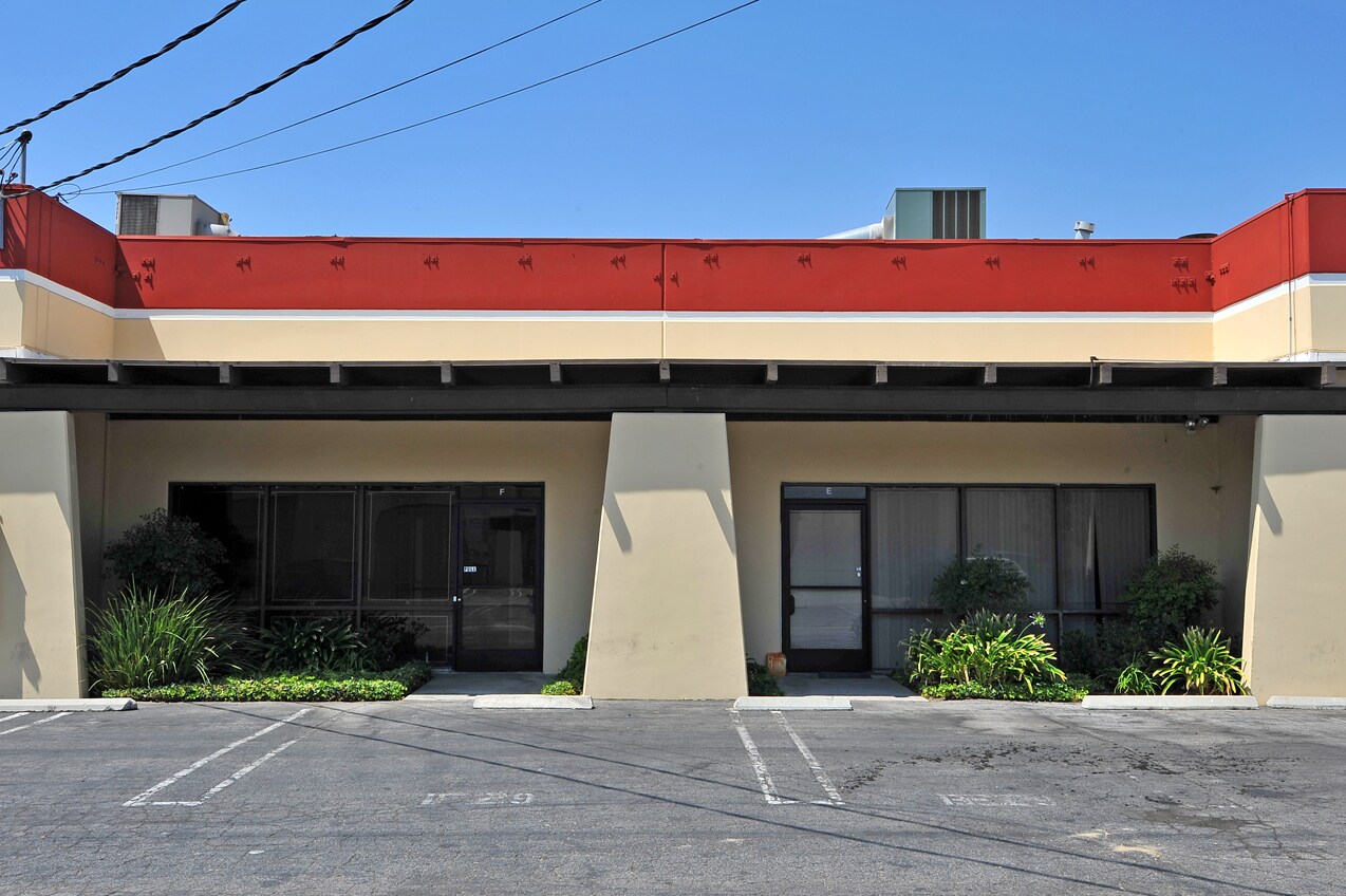 21011 Itasca St, Chatsworth, CA for lease Building Photo- Image 1 of 3